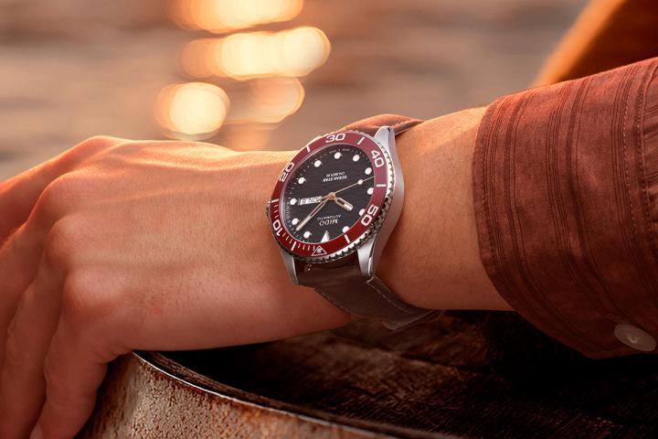 全新 Ocean Star 200C 以鲜红陶瓷单向旋转表圈搭配雾面黑色表盘，取材热带夕阳色温，红黑对比呈现新年启程的鲜明视觉印象。