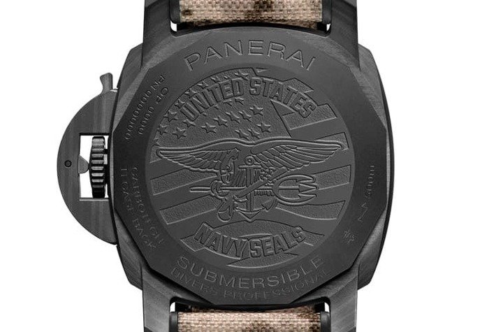 PAM01513表背为DLC钛金属实底盖，内部搭载P.900/GMT机芯。