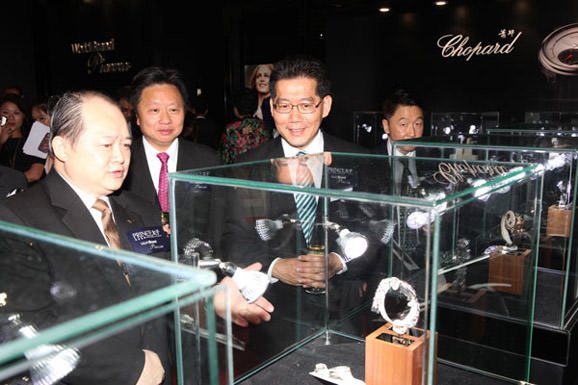 香港商务及经济发展局局长苏锦梁先生GBS JP由太子珠宝钟表主席及行政总裁邓巨明博士MH陪同参观World Brand Piazza展出的十二个国际高级钟表品牌