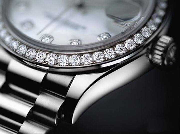 白金Datejust 31的表圈总共镶嵌46颗圆形切割钻石，细致规律的镶工可见品牌的工艺水准