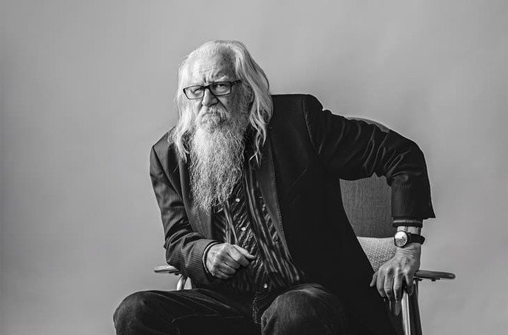 LOUIS ERARD与瑞士艺术家Olivier Mosset合作，将艺术家的个人风格以及对于时计的观点融入在新款三针一线手表上。