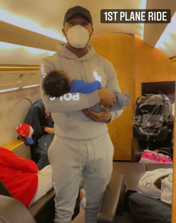 梅威瑟最近搭乘他的私人飞机带外孙Kentrell Jr.出游