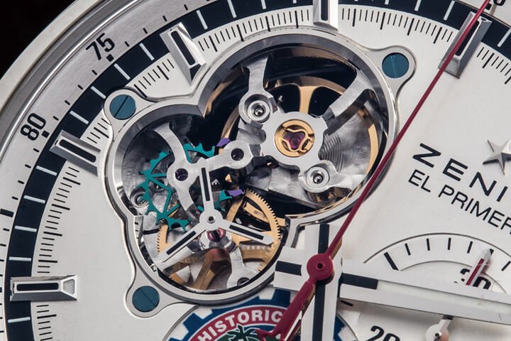 Chronomaster的开面设计算是目前市面上的开面表款中相当具代表性的一家，视窗的形状由三个圆形组成，分别对应到底下露出的四番车、擒纵轮和摆轮，边缘以蓝钢螺丝固定的外框也很精致