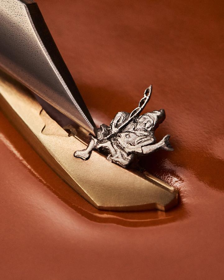 La Fabrique du Temps Louis Vuitton 制表工坊的雕刻大师亲自切削金属，打造专属的微型雕刻刀，精细雕刻出渔夫的胡须、鼻形或甚至是那抹祥和宁静的神情，更遑论帽子自然垂落的皱褶与线条。