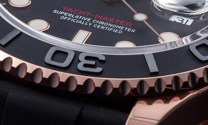 表圈上的数字和刻度以同色的阳文呈现，其中底部採雾面处理，数字刻度则有做抛光， 质感细緻同时兼具的机能性。表圈为双向可旋式，整圈有120格，手感偏软