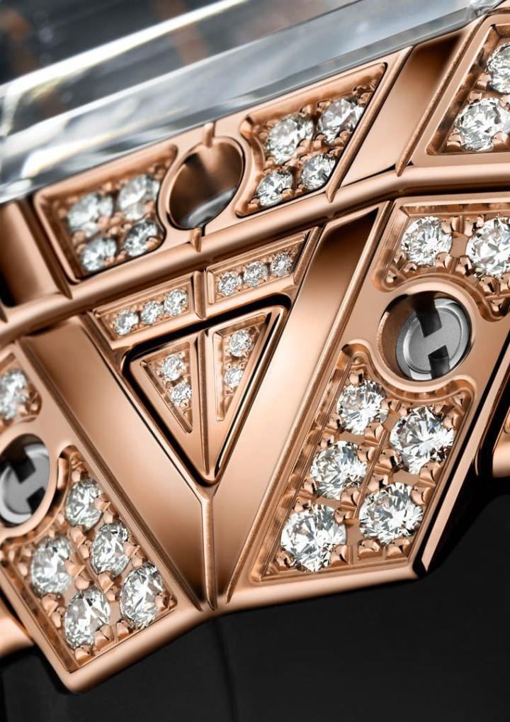 手表亦推出表壳镶钻的奢华版本，宇舶费工地在线条复杂的表壳上镶上多达180颗美钻。