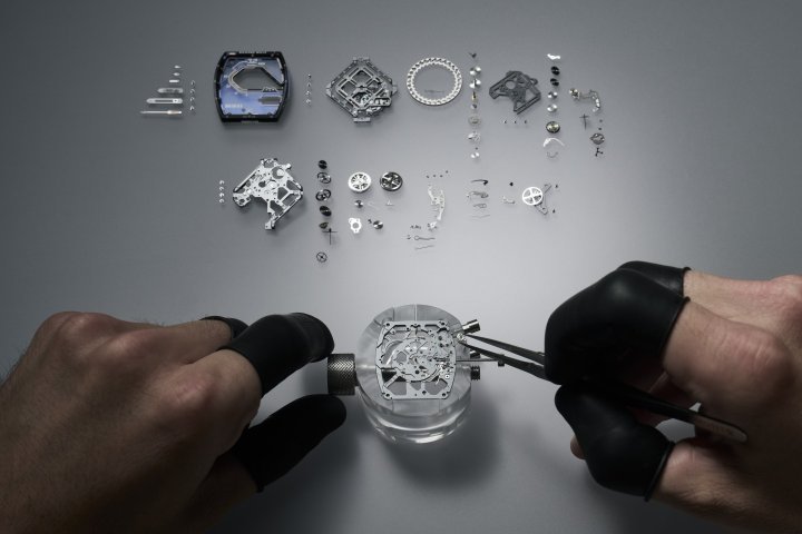 腕表在设计与制造时，将机芯、表壳与表盘作为整体进行考虑，兼顾彼此之间的协调性。因此，正如一级方程式赛车需要底盘与引擎之间充分协调，这枚腕表也依据十分严格的技术标准制造，以达到整体的和谐。例如腕表不使用表壳衬圈，机芯改由 4 颗五级钛合金螺丝固定在底盘安装橡胶（ISO SW）上。这些特点均是精湛工艺的见证。三件式表壳有两个丁腈橡胶 O 型圈，防水深度 50 米。由 20 颗五级钛合金花键螺丝和 316L 不锈钢抗磨损垫圈组装而成。