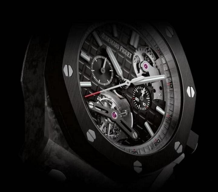 摩登的黑色基调，彰显皇家橡树系列不凡的气质