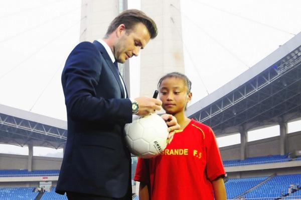 贝克汉姆中国行杭州站给小球迷签名 腕间佩戴：百年灵越洋世界时间计时腕表