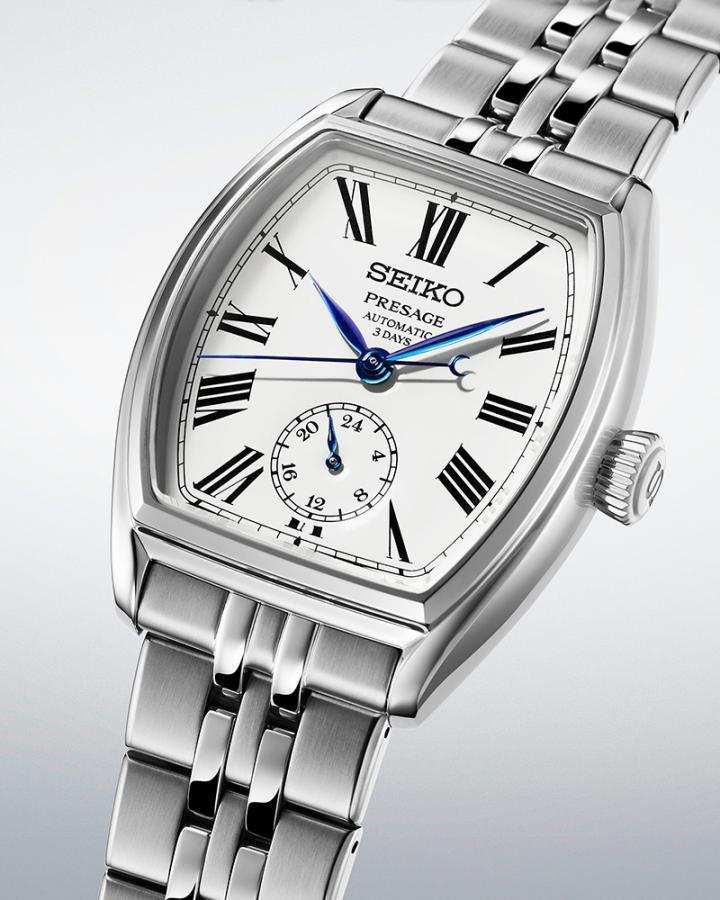 位于 6 点钟位置的 24 小时显示盘采用精致的浮雕工艺，在温润的珐琅表面上营造出凹凸有致的深邃层次。