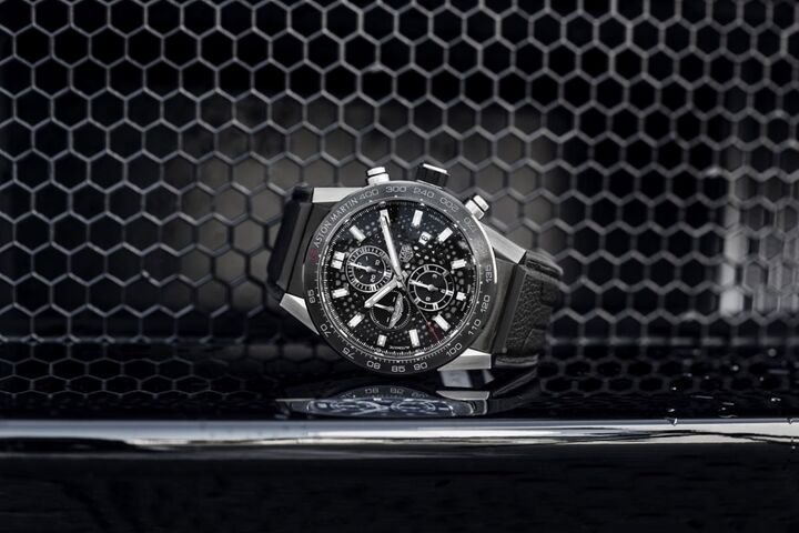 TAG HEUER与ASTON MARTIN 2018年展开合作，除了先前已经曝光过的Formula 1联名款外，近期品牌即将推出另一款以Carrera 01为基础的联名作品