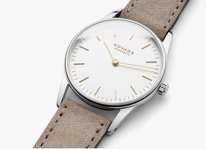 Duo系列腕表皆采用简约的面盘设计，金色指针有着画龙点睛的效果，让面盘简约但不单调