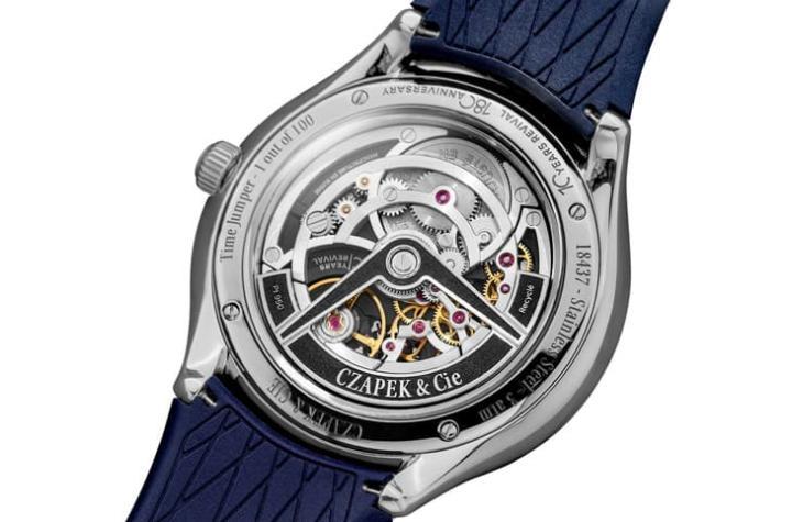 机芯桥板经细腻抛磨与拉丝处理，搭配镂空铂金自动盘与五辐齿轮，呈现 CZAPEK 典型的优雅工艺风格。