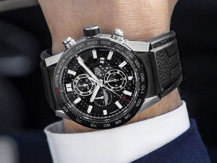 Heuer-01系列以橡胶皮带为主力，此次Carrera 01 ASTON MARTIN特别版计时码表搭配的皮表带相对少见，也突显出特别版值得收藏的魅力