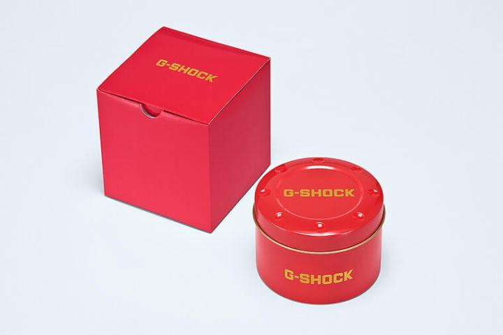 表盒和外盒经过特别设计，以呼应手表印象的红色搭配金色散发节庆祝贺氛围