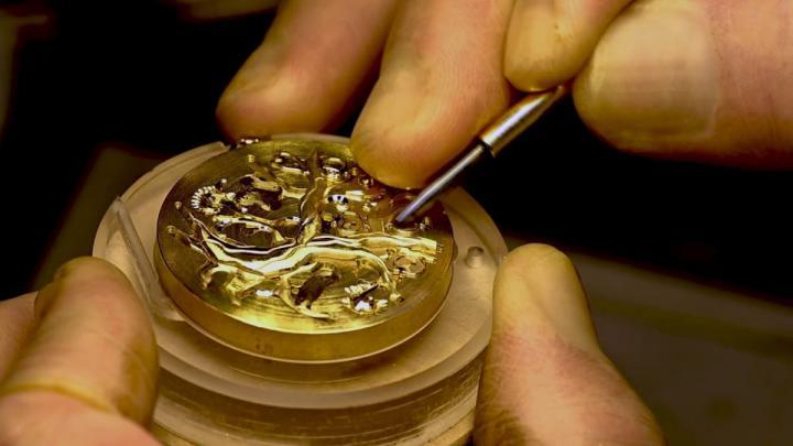 表壳采用了色泽柔和的18K黄金，加上深入每一处细部的细工雕金，成就了一款值得拥有的微型工艺杰作