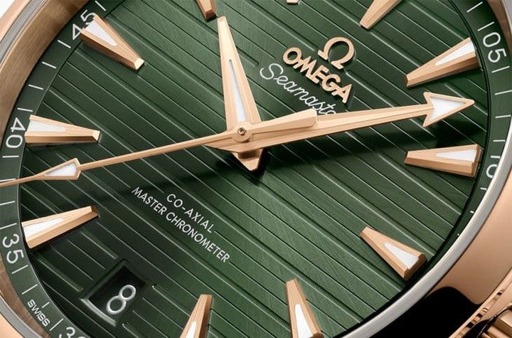 新款41mm Aqua Terra 150米大三针皆与Moonshine™金材质相关，其中全新款式搭配绿色甲板纹面盘，一展雅致贵气。