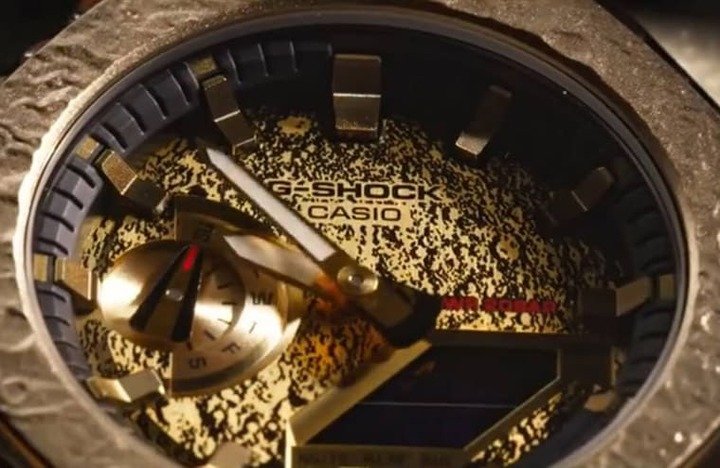 表圈与面盘不只金光闪闪，甚至将月球表面的立体地貌起伏都诠释得维妙维肖。