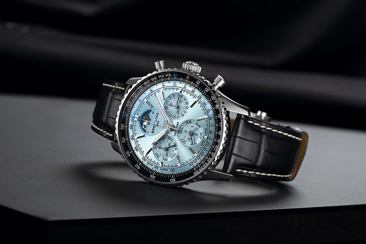 Navitimer B19万年历计时码表黑色鳄鱼皮表带款，参考售价：¥ 213，400。