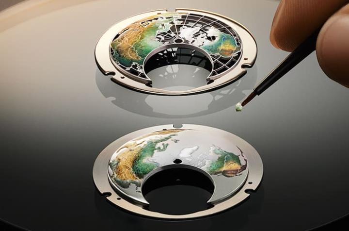 多层内填珐琅技法描绘大陆，九层焙烧呈现立体纹理，底层海洋配手工扭索饰纹与多层蓝色漆料增深度。