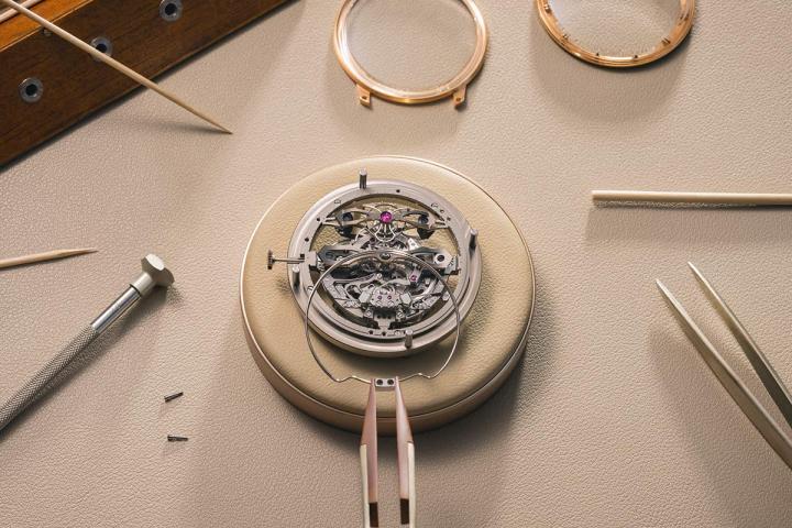 为避免任何可能影响声音纯净度的噪音干扰，音簧和音簧钉采用整体金属铸造，离心式敲击调节器亦移至机芯背面。