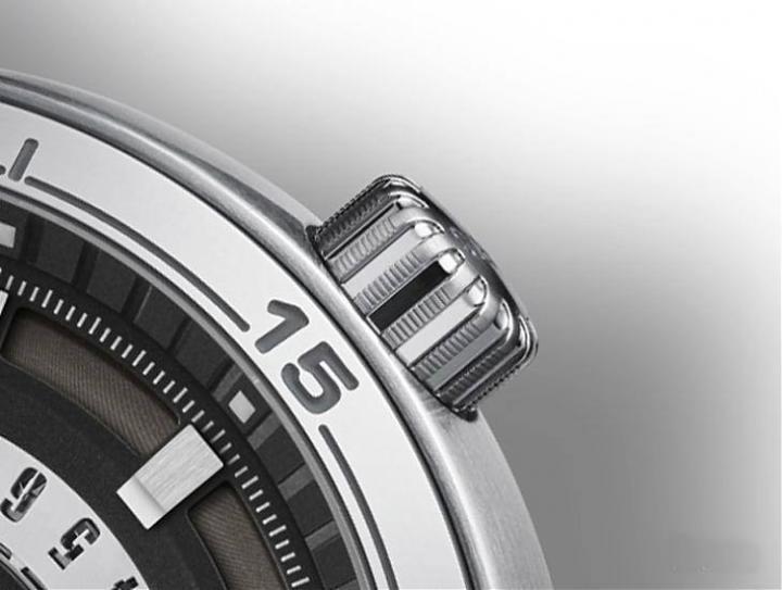 表冠是有螺纹和凹槽呼应面盘的纹道设计。此两种设计均由一级方程式赛车精密工程所启发