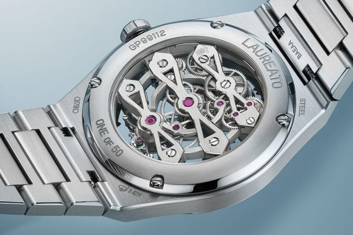 专为 Laureato 三金桥陀飞轮腕表量身打造的 GP9620 机芯，全程由高级制表师全手工组装并署名铭刻，秉承至高打磨修饰标准，采用喷砂、环形与横向缎面磨砂打磨工艺处理，蕴含不少于 418 个手工抛光倒角，其中 362 个为内倒角。