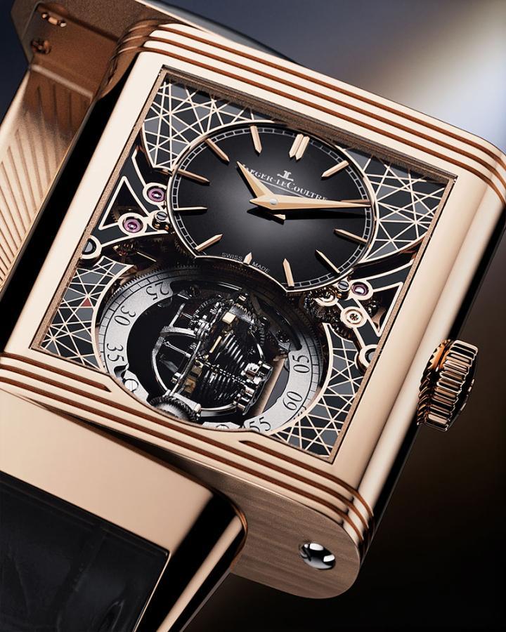 179 型机械机芯在结合 Duoface 双面双时区机械机制的同时，还配备第四代 Gyrotourbillon 球型陀飞轮 —— 积家大工坊标志性多轴陀飞轮，是专为 Reverso 翻转系列开发的技术创举。