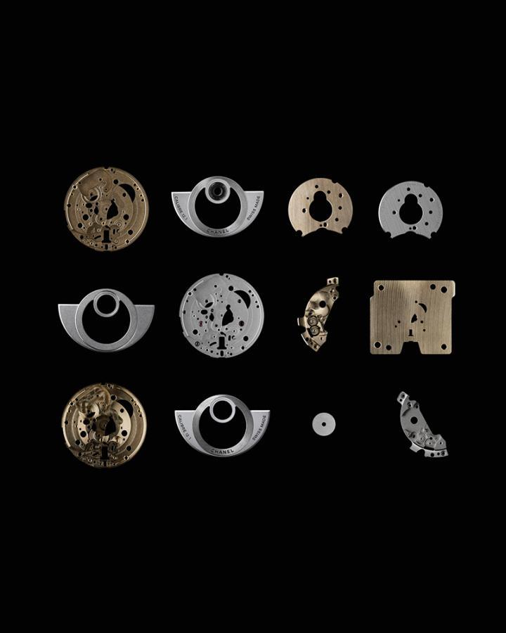 Caliber 12.1 机芯于其各不同制程阶段的组件。