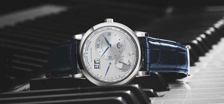 Lange 1 Tourbillon Perpetual Calendar为朗格庆祝Lange 1系列25周年的第四款腕表，同样采用18Ｋ白金打造，面盘不对称的显示排列，布局非凡一望而知