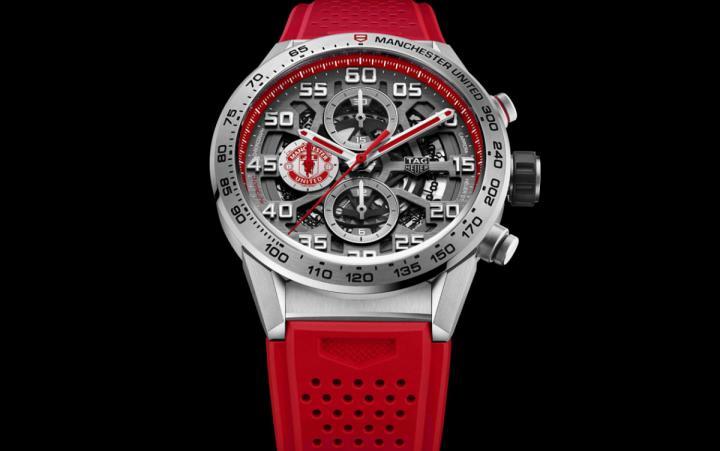 Carrera Heuer 01曼联特别版计时码表2018年版将表径缩小至43mm，搭配不锈钢表壳，并融入曼联代表性的红色于腕表细节中