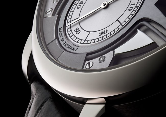 朗格的ZEITWERK MINUTE REPEATER是ZEITWERK系列中第二个配备声响时间显示的表款。其非凡设计引证朗格在创新腕表概念的路途上再次奠下里程碑