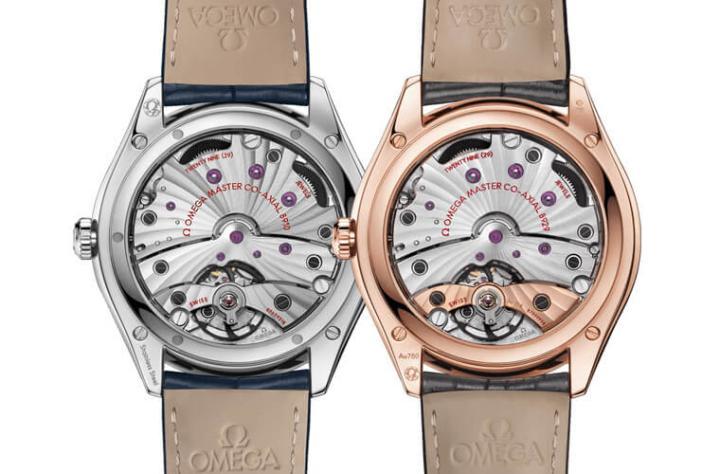贵金属款搭载的是摆轮桥板以K金制成的8929机芯，至于不锈钢款搭载的则是摆轮桥板改为一般金属的8910机芯，两枚都是欧米茄仅见的手上链大师天文台机芯，动力储存为72小时，抗磁性能达15,000高斯