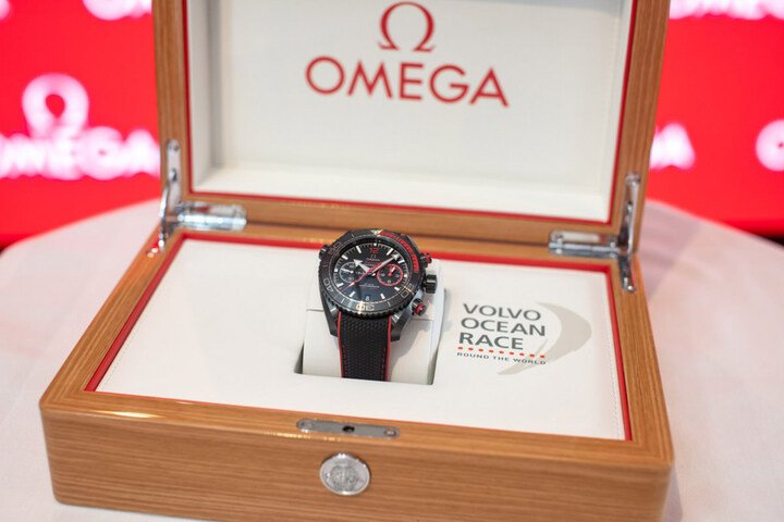 OMEGA SeamasterPlanet Ocean Deep Black “VOLVO Ocean Race环球帆船赛”限量版腕表除了颁赠给环球帆帆船赛的冠军队组员，品牌也推出限量仅73只的市售版以飨表迷