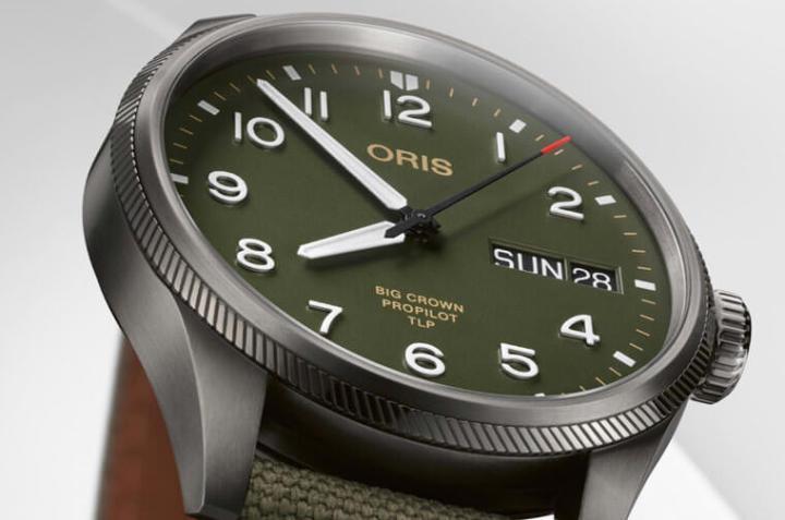 手表的墨绿色面盘在系列中显得独树一帜，同时对比强烈的白色时标立体感十足，近看更能感受手表的视觉层次