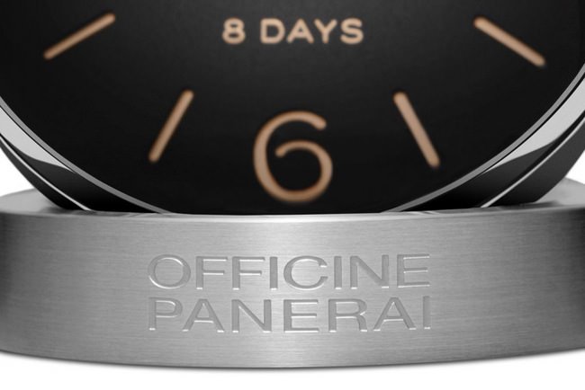  球形座钟以圆形磨砂底座固定，造型优雅，镌刻「Officine Panerai」字样，流露独特个性