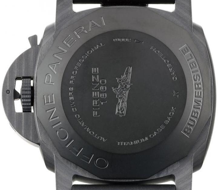 表背没做透明底盖，而有可能是考虑到强度，实底盖用的也不是Carbontech而是镀黑钛金属。底盖採旋入式，防水300米，另外盖身上除了佛罗伦斯1860等等字样之外还刻有慢速鱼雷的图案