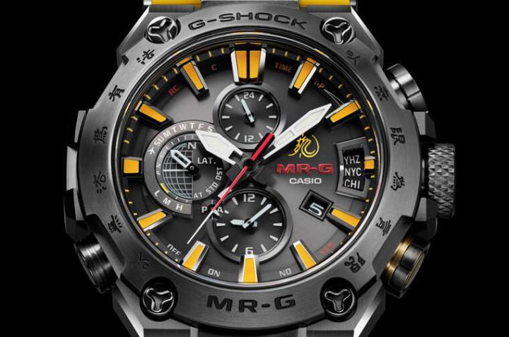手表融入李小龙在《死亡游戏》所穿着黄黑配色戏服的印象，以镀黑钛金属加上黄色橡胶表带展现浓浓的李小龙风格，同时面盘3点方向也可见代表李小龙的“龙”字