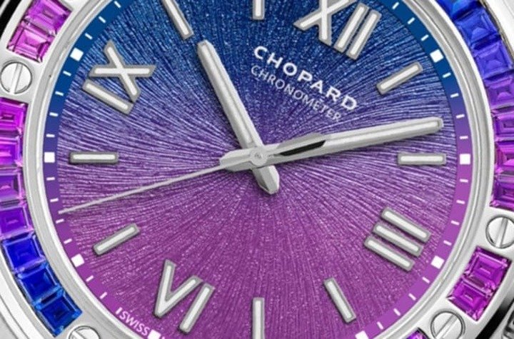 CHOPARD x Art In Time的Alpine Eagle特色在于面盘改成Chameleon变色龙设计，带有蓝色到紫色的渐变效果。