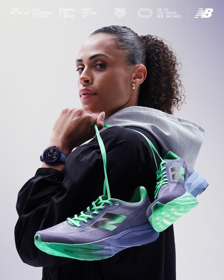 两届奥运金牌跨栏选手 Sydney McLaughlin-Levrone 担当演绎 TAG Heuer 与 New Balance 最新联名作品 Connected Calibre E5 智能腕表 40 毫米联名款与 FuelCell SuperComp Elite v5 专业跑鞋。