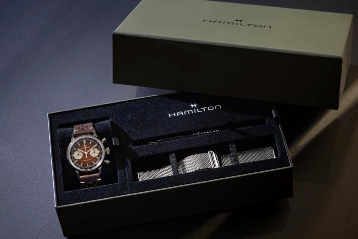 腕表随附一条可替换的米兰链带，令造型更加灵活，呈现时尚的 20 世纪中期现代风格。