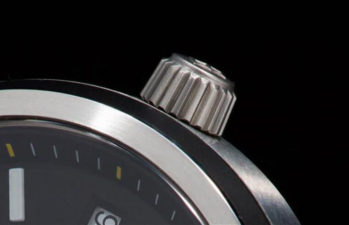 表冠为旋入式的，确保防水性，冠身稍微呈现锥形，让手动操作时更加顺手。从这里也可以看到表圈下层的陶瓷较上层的不锈钢来得宽，在遭遇侧向冲击时是抵挡的第一线