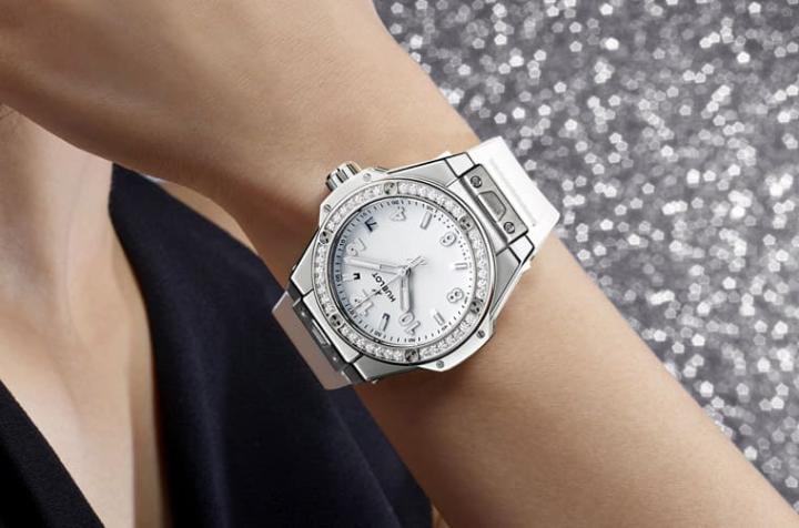 在冬季戴只白色系的手表看起来相当应景，也展现佩戴者的优雅个性。