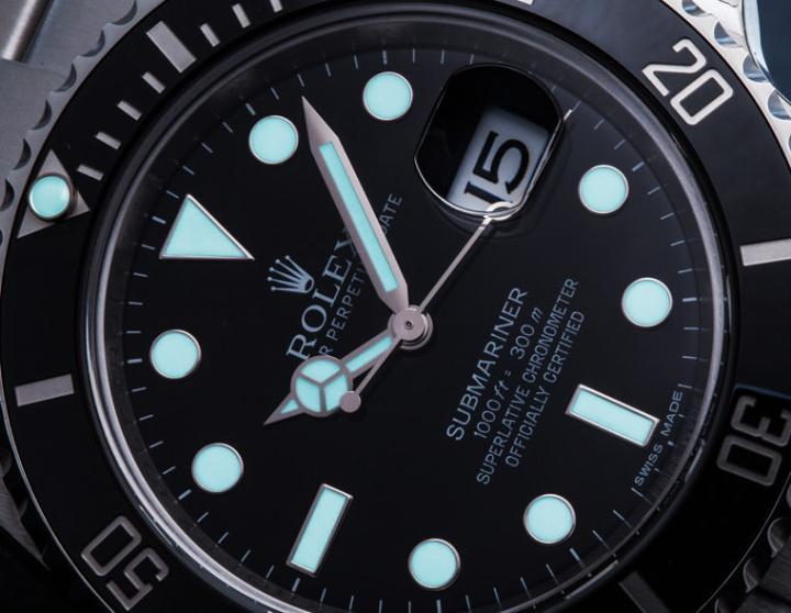水鬼的防水性能达300米，对于普罗大众日常佩戴已经是相当高的规格，另外表款的夜光涂料是劳力士自家研发的Chromalight，发光时间更长，颜色也更有特色