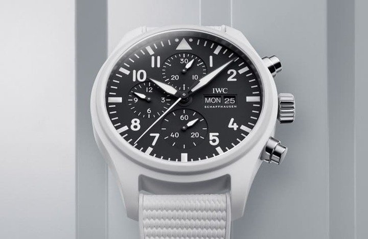 IWC继黑色和沙色陶瓷后，2022年于飞行员系列Top Gun海军空战部队系列中增加白色和绿色陶瓷新作。