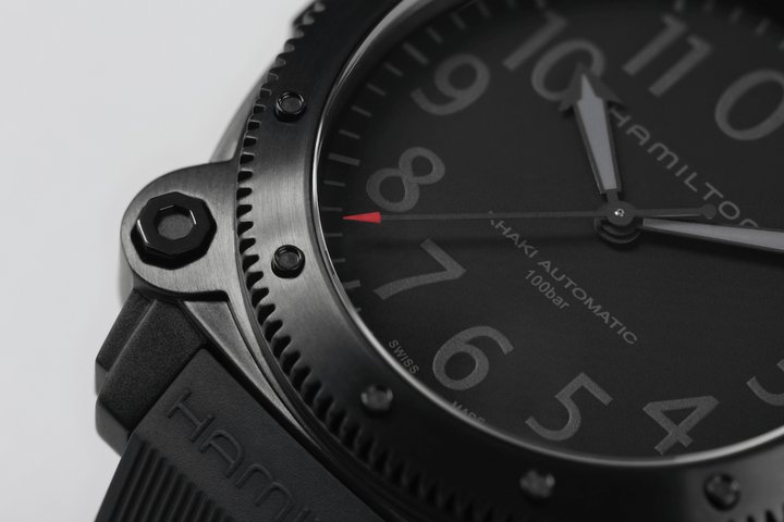 面盘采用黑色时针和分针具深灰色Super-LumiNova®夜光涂层，并在黑色秒针附红色针尖