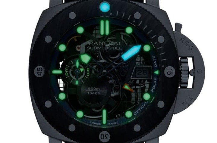 Super-LumiNova® X1夜光涂层分别会发出两种颜色的夜光，佩戴者在暗处辨识时间相当清楚。