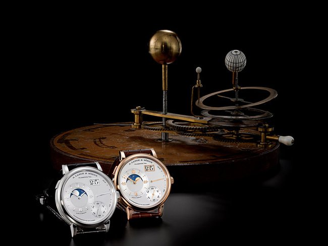 GRAND LANGE 1 MOON PHASE与后方由威廉及塞缪尔．钟斯（William and Samuel Jones）制造的地球仪（伦敦约1800年）