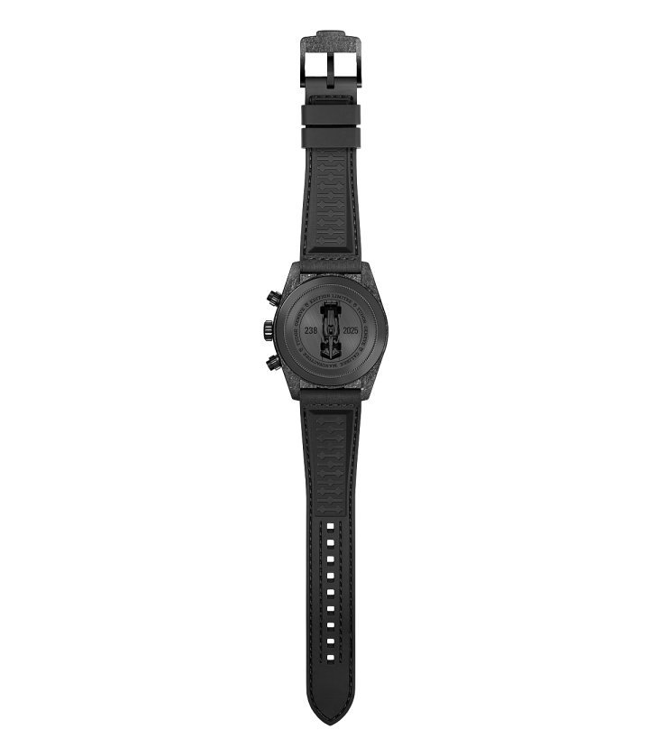 Black Bay Chrono “Carbon 25”腕表限量生产2025枚，独立编镌刻于经PVD处理的钛金属表壳底盖上。
