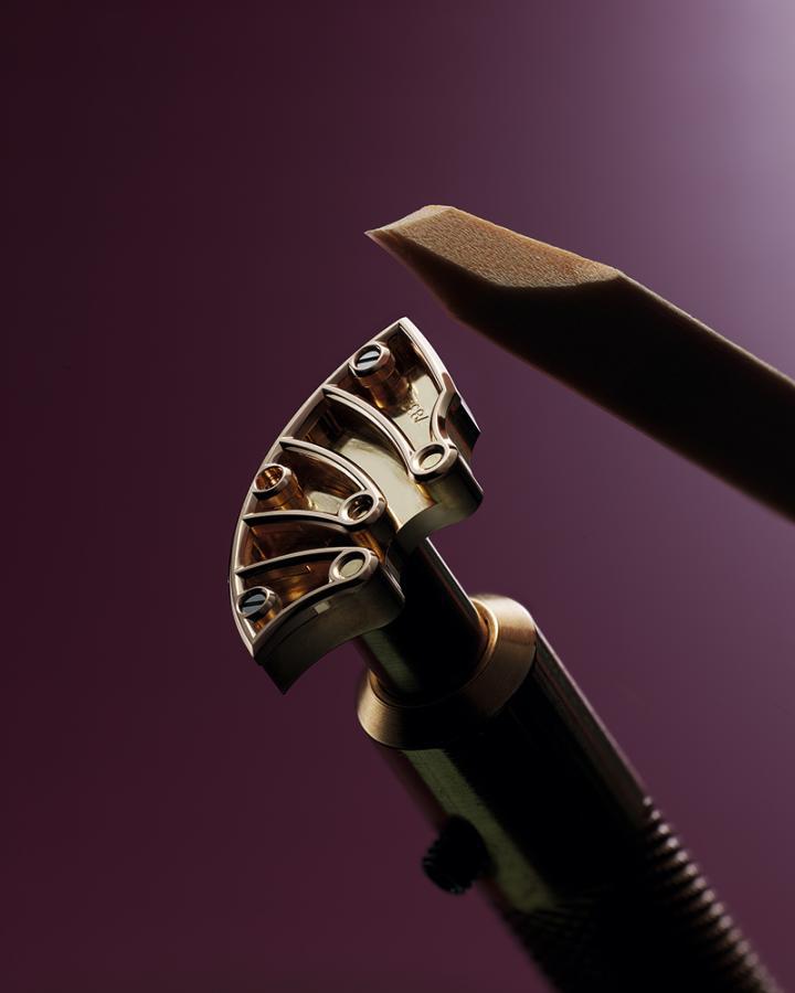 最能彰显人性温度的莫过于机芯中无数锐利而精准的内角，这些机械无法企及的精妙转折皆由匠人亲手雕琢打磨而成。